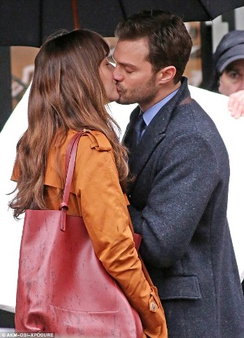 31BF6A7000000578-3471971-Dakota_Johnson_was_spotted_filming_Fifty_Shades_Darker_with_cost-m-9_1456875346270.jpg
