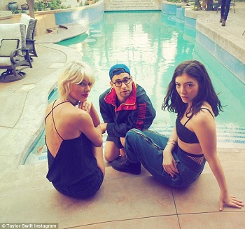 334015DC00000578-3544837-Taylor_with_lead_singer_of_Bleacher_Jack_Antonoff_and_singer_son-m-9_1460929180340.jpg