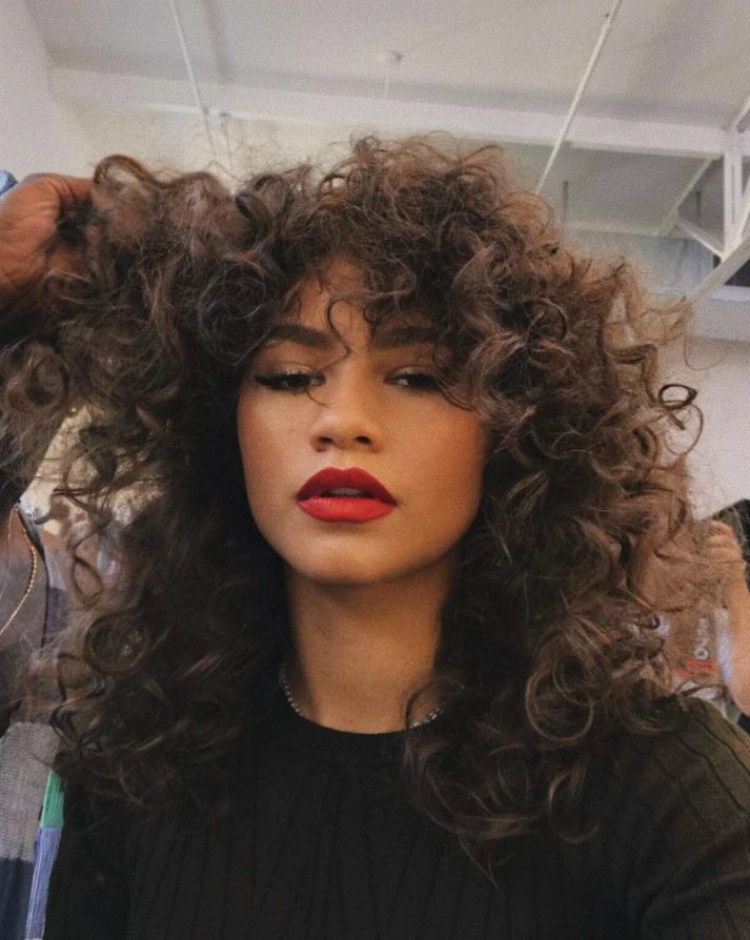 beautysecret_zendaya_redlipscurls_01.jpg