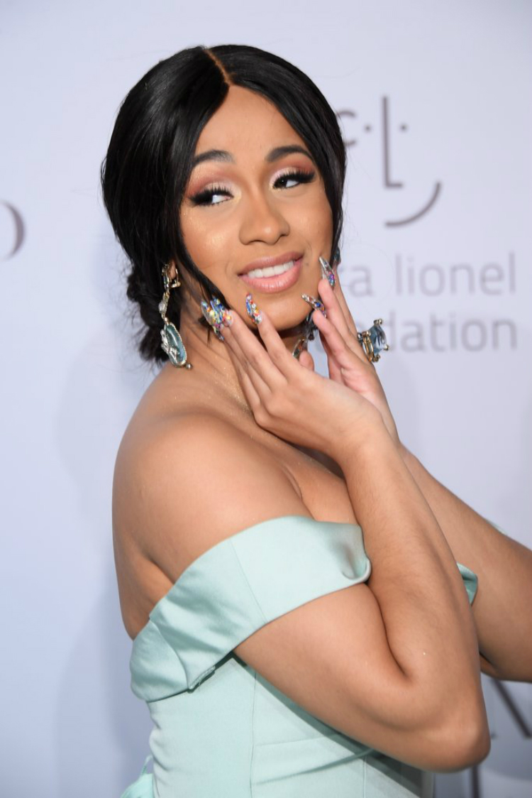 10beautylooks_cardib_01.jpg
