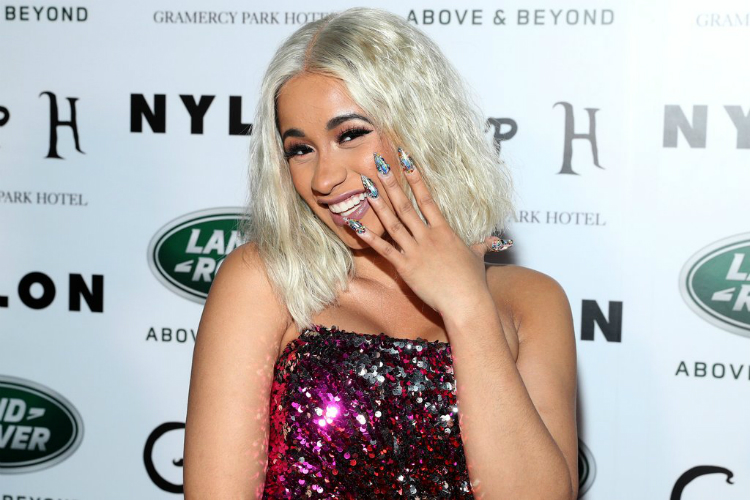 10beautylooks_cardib_02.jpg