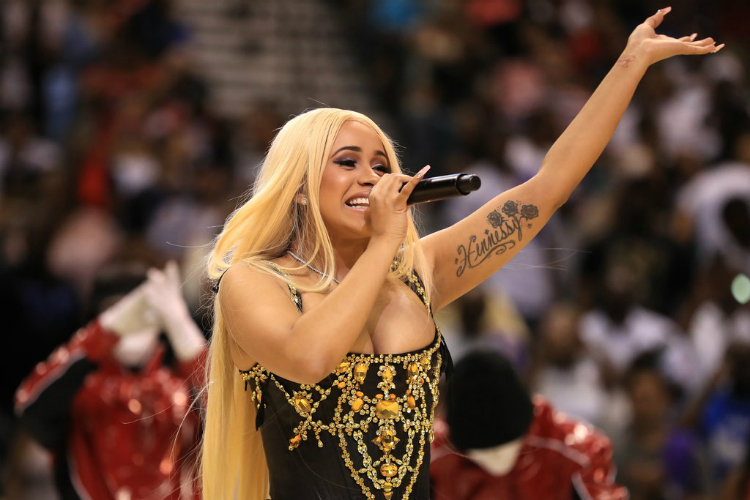 10beautylooks_cardib_05.jpg