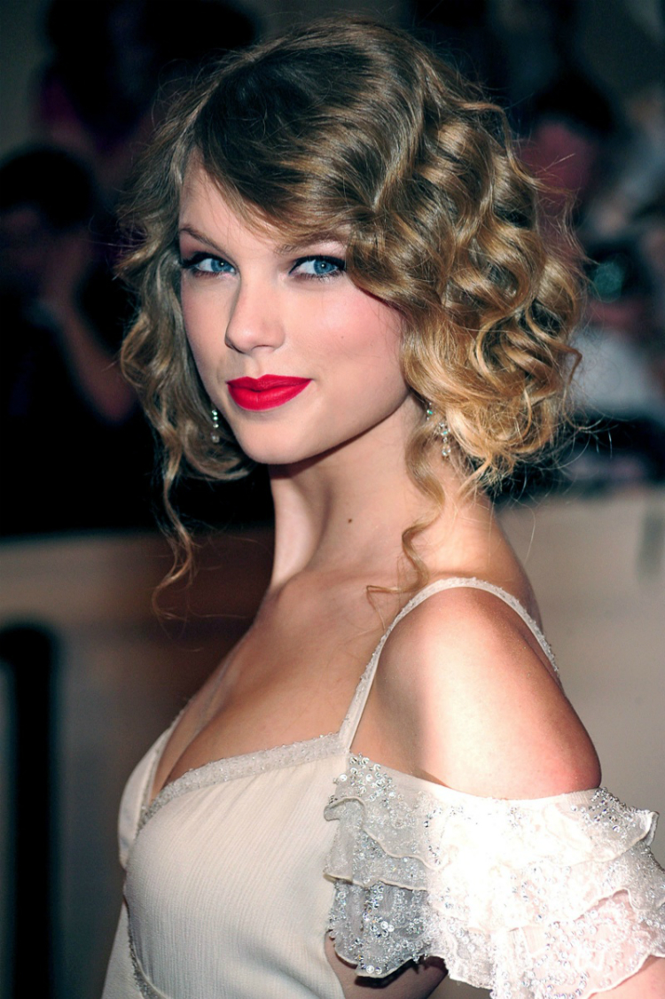 10times_swift_wore_redlipstick_01.jpg
