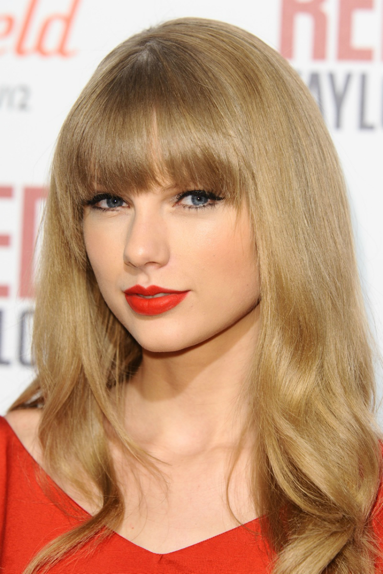 10times_swift_wore_redlipstick_02.jpg