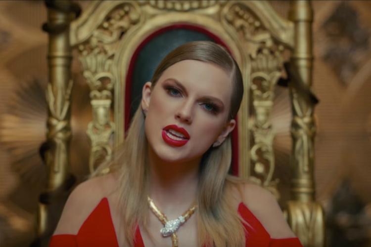 10times_swift_wore_redlipstick_07.jpg