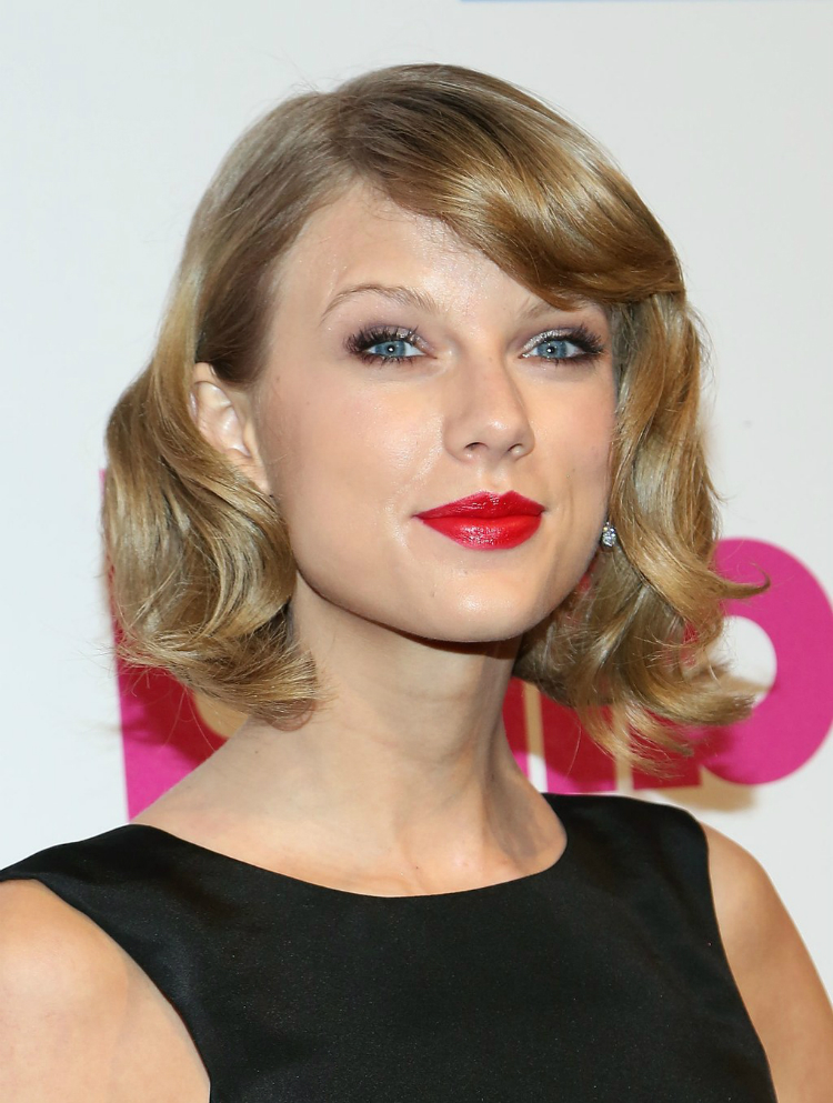 10times_swift_wore_redlipstick_09.jpg