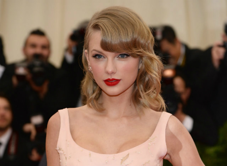 10times_swift_wore_redlipstick_10.jpg