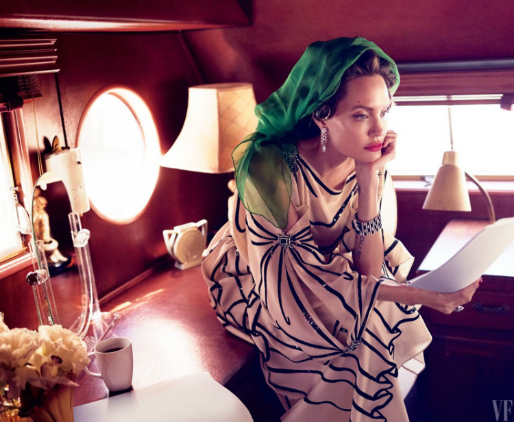 angelina_vanityfair_september_03.jpg