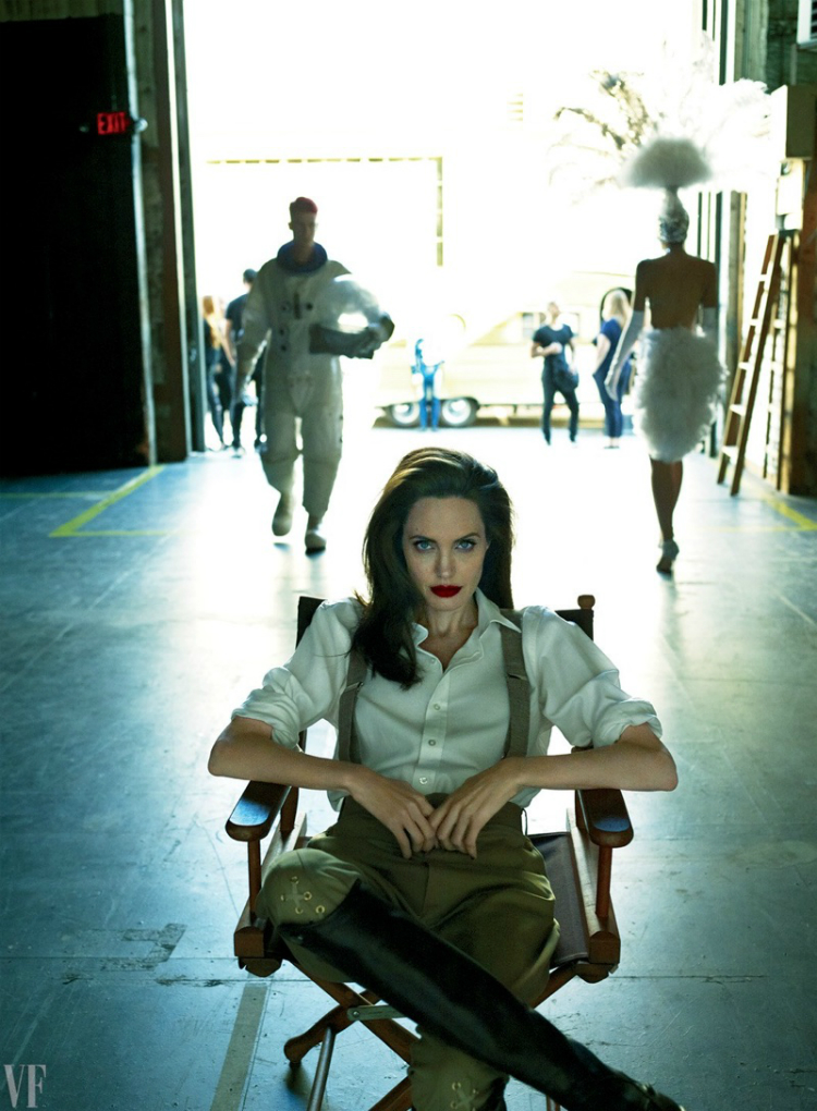 angelina_vanityfair_september_04.jpg