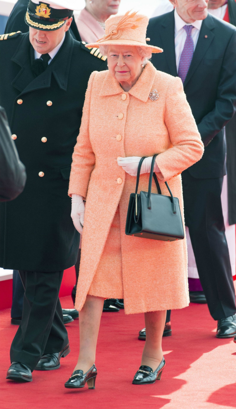 elizabeth_rainbowflag_looks_02.jpg