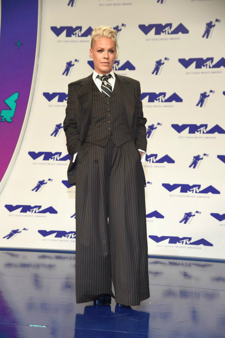 2017vmas_bestdressed_09.jpg