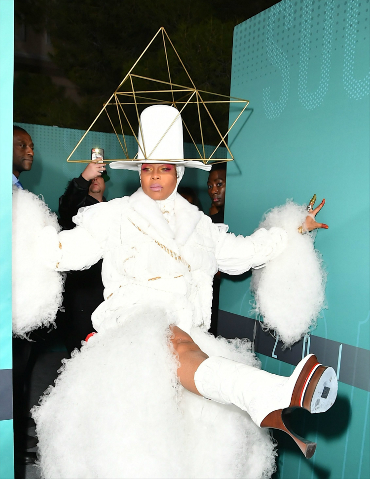 10hats_erykahbadu_01.jpg