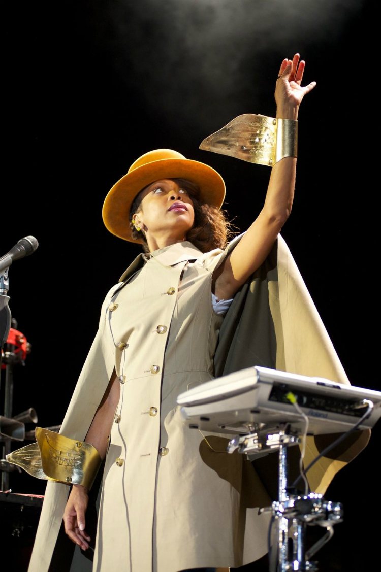 10hats_erykahbadu_10.jpg