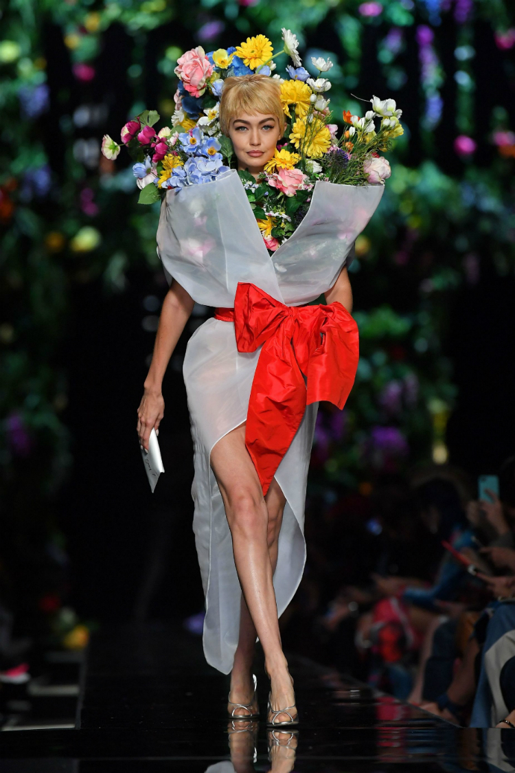 2018_spring_moschino_flowers_01.jpg