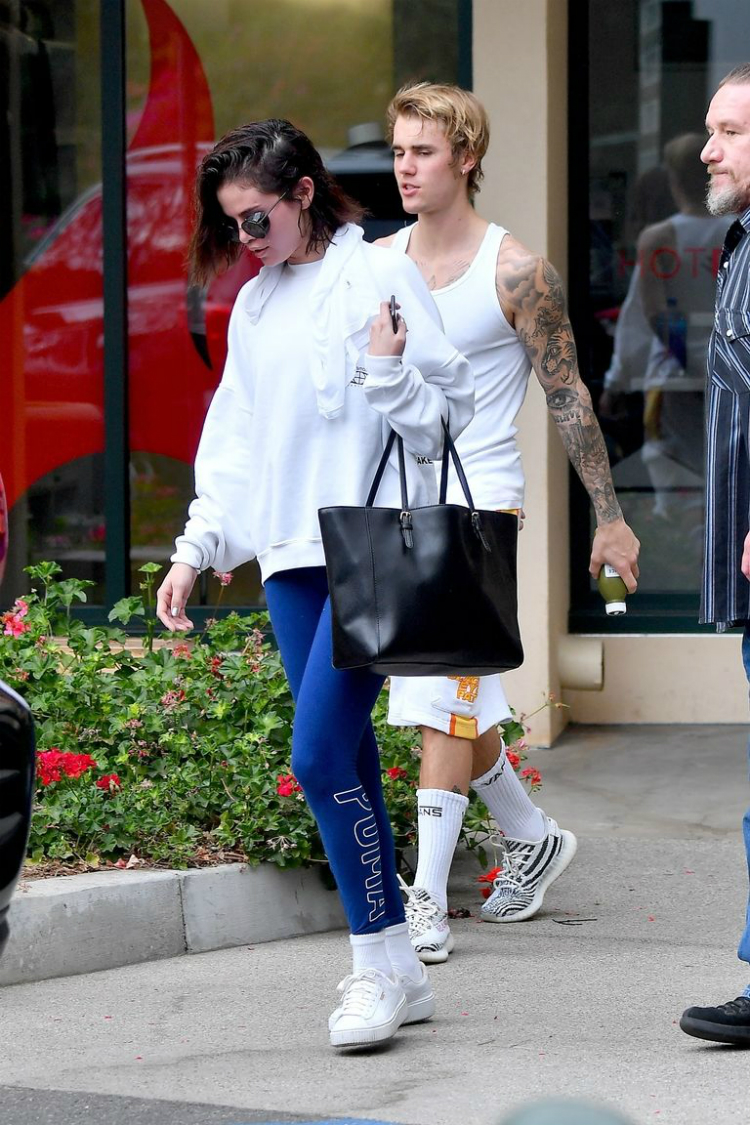 bieber_gomez_hotyoga_01.jpg