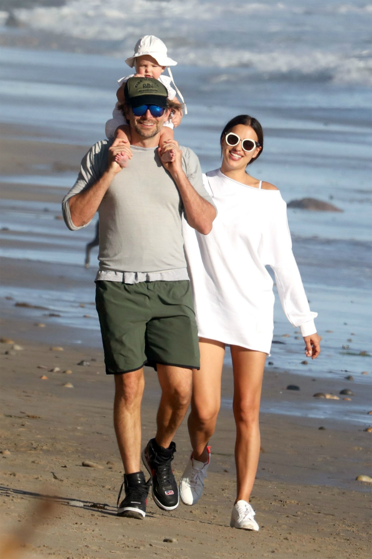 cooper_shayk_daughter_dayonthebeach_01.jpg