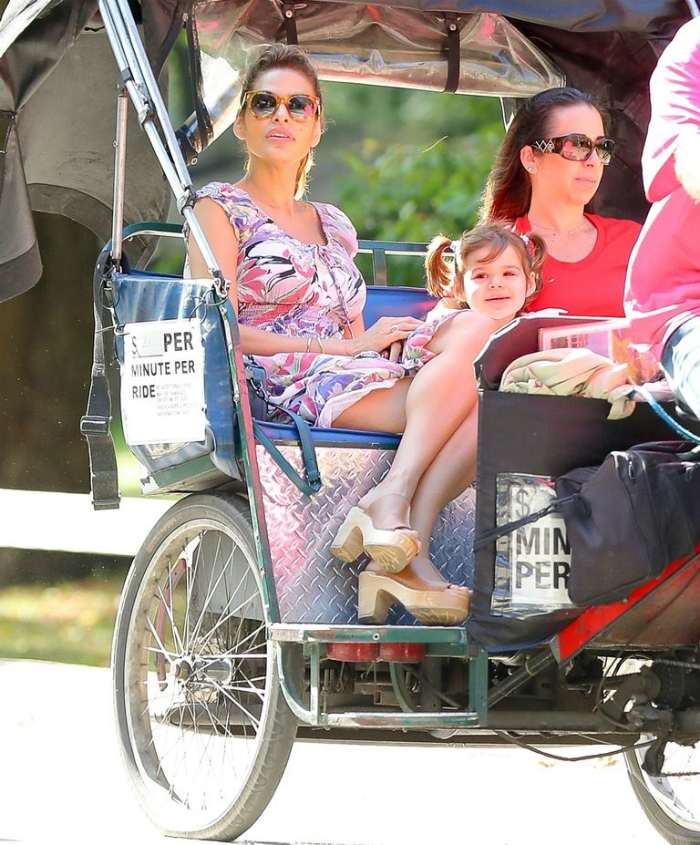 evamendes_daughter_stroll_01.jpg