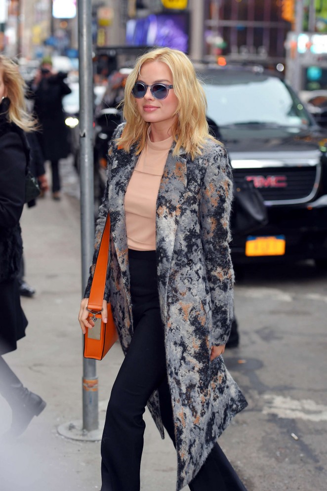 Margot-Robbie-Out-in-NYC--03-662x994.jpg