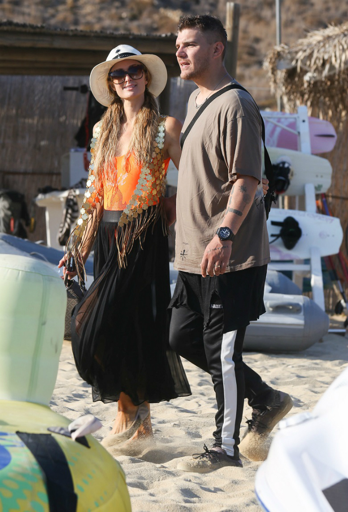parishilton_mykonos_01.jpg