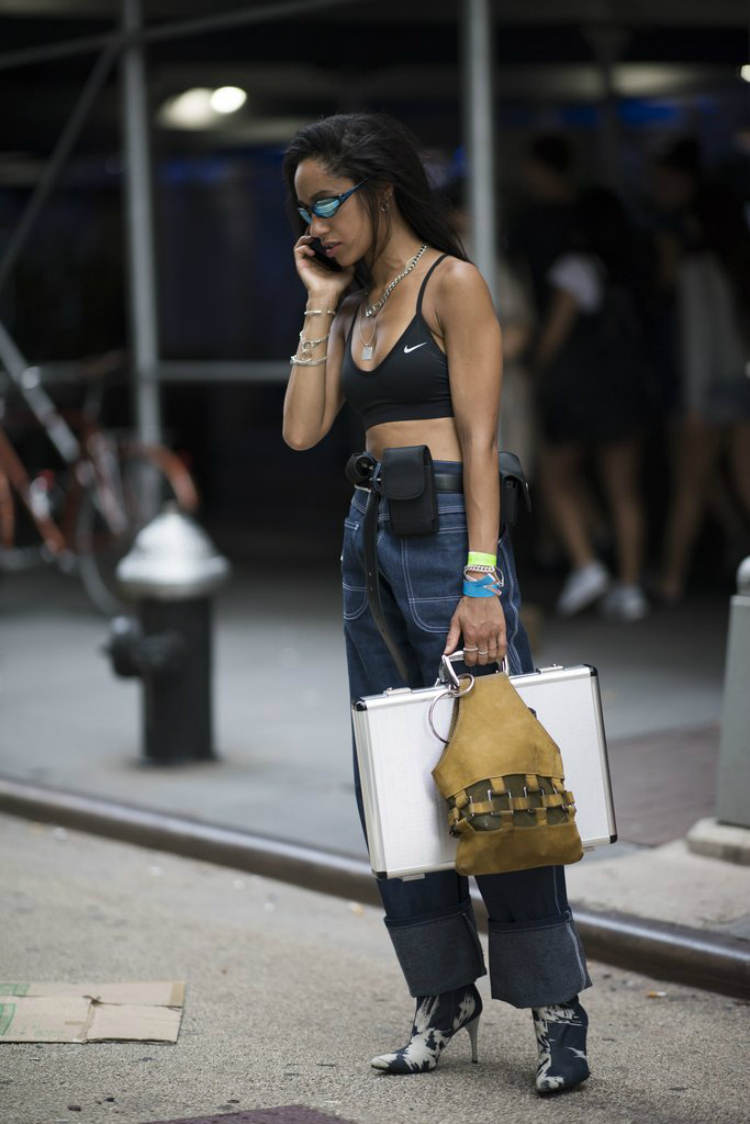 5waystowearthefannypack_02.jpg