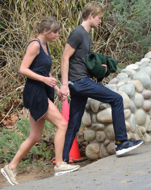 date_hike_taylorswiftandboyfriend_01.jpg