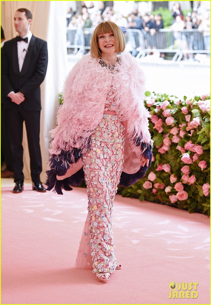 anna-wintour-bee-shaffer-met-gala-2019-11.jpg