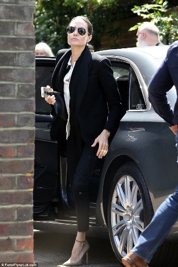 2A1A645100000578-3144326-She_s_arrived_Angelina_Jolie_was_seen_arriving_at_London_recordi-a-52_1435665420422_dd478.jpg