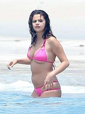 Selena-Gomez-Bikini-Pics_-2015-in-Mexico-03_ff9fd.jpg