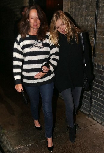 1413530603487_wps_13_Kate_Moss_stumbles_out_of.jpg