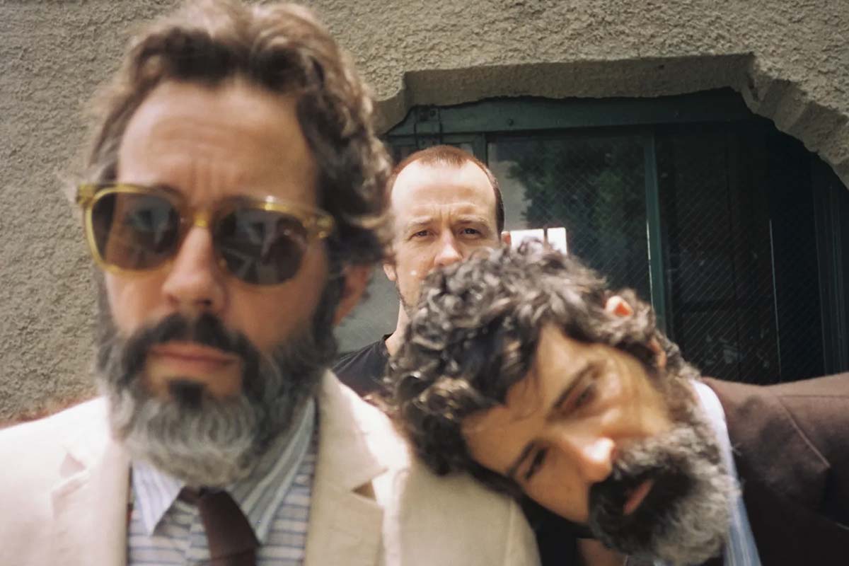 Ο Devendra Banhart ενώνει τις δυνάμεις του με τους Gyan Riley και Noah Georgeson στους Hug