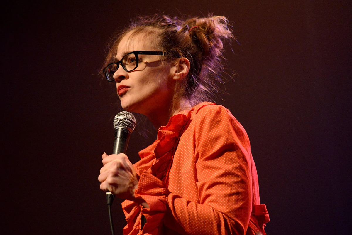 Η Fiona Apple έγραψε το νέο τραγούδι τίτλων του Lucky