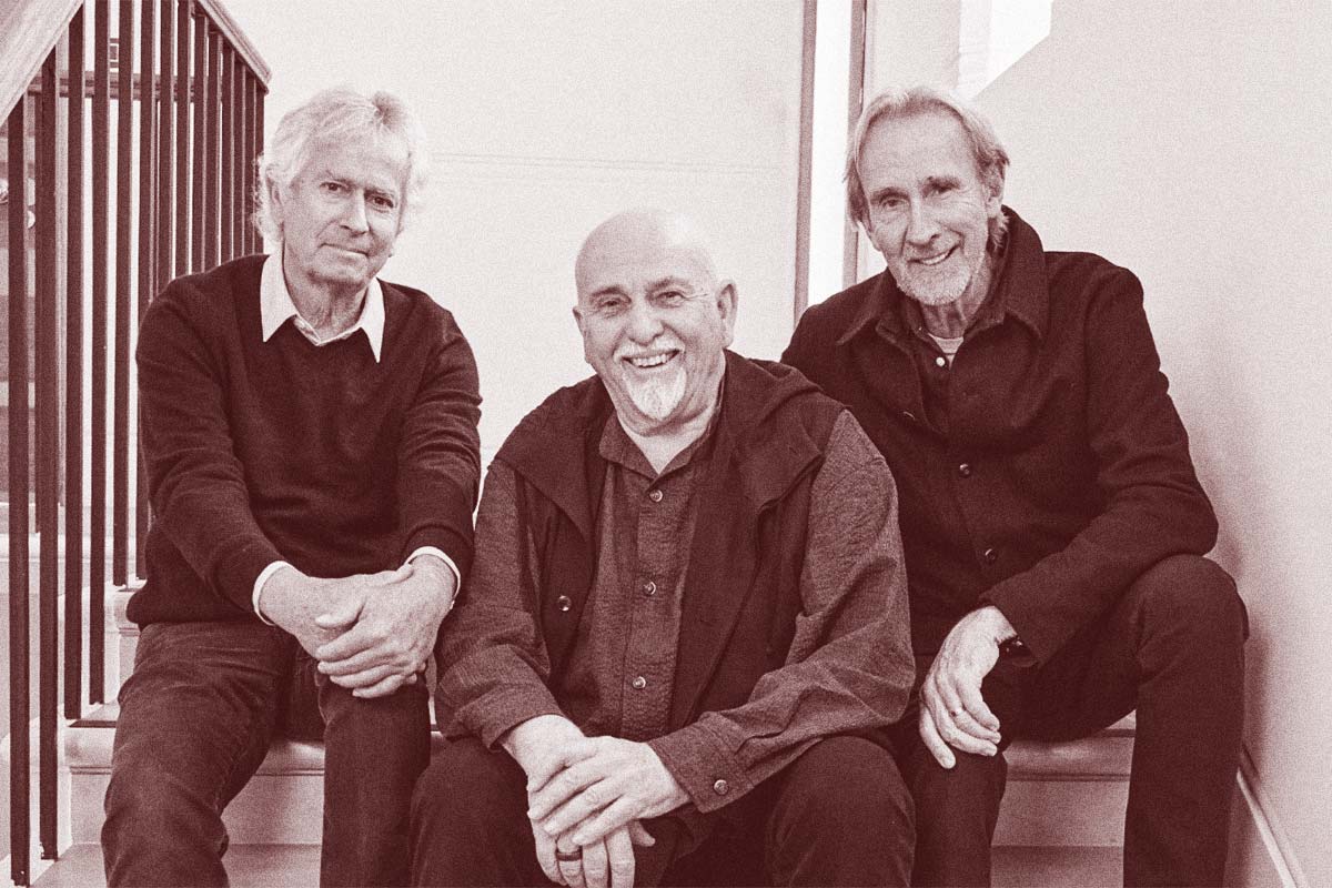 &Omicron;&iota; Peter Gabriel, Tony Banks &kappa;&alpha;&iota; Mike Rutherford &xi;&alpha;&nu;&alpha;&beta;&rho;ί&sigma;&kappa;&omicron;&nu;&tau;&alpha;&iota; &gamma;&iota;&alpha; &tau;&eta;&nu; &epsilon;&pi;&alpha;&nu;έ&kappa;&delta;&omicron;&sigma;&eta; &tau;&omicron;&upsilon; "From Genesis To Revelation"