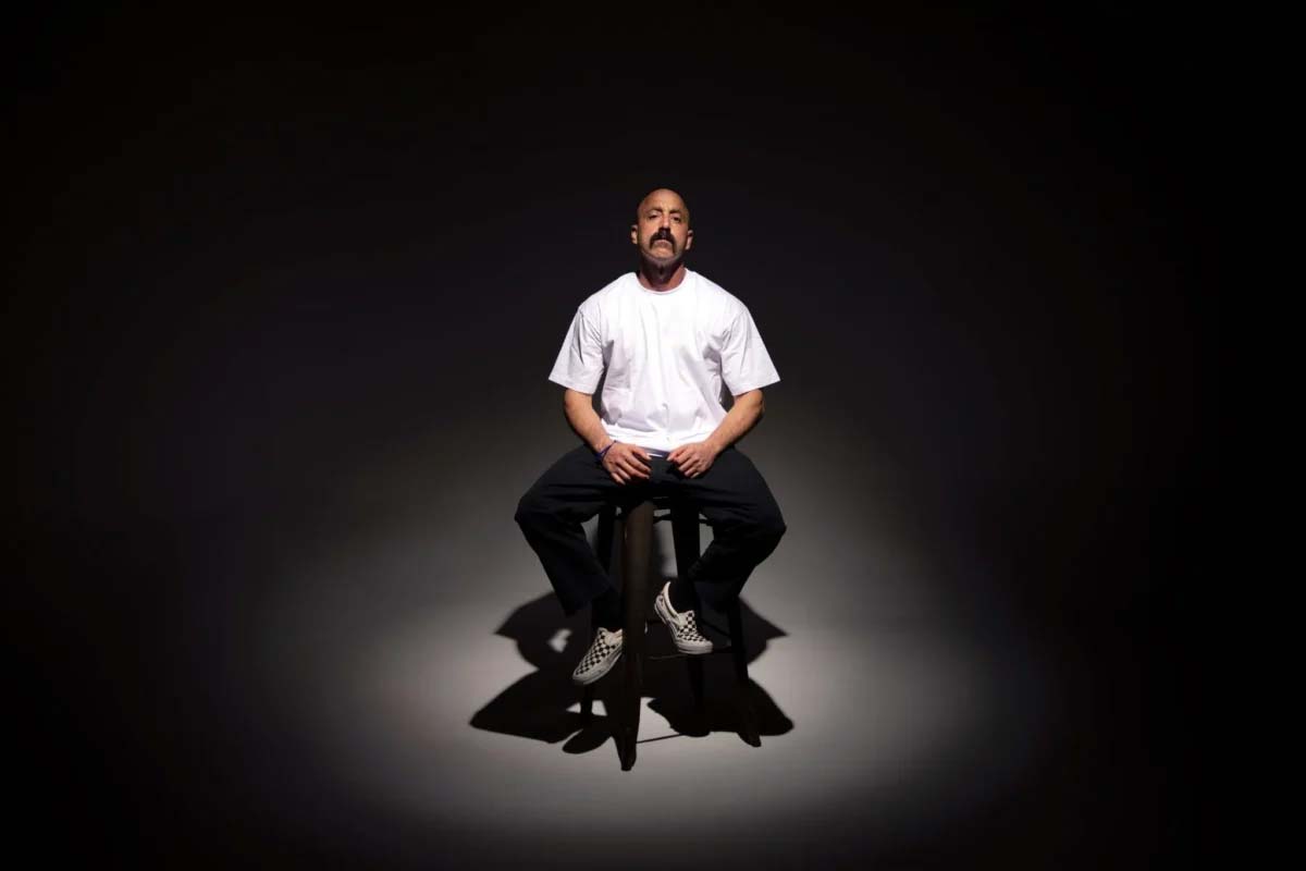 &Omicron; N8NOFACE &sigma;&upsilon;&nu;&epsilon;&rho;&gamma;ά&zeta;&epsilon;&tau;&alpha;&iota; &mu;&epsilon; &tau;&omicron;&nu; Dave Sitek &tau;&omega;&nu; TV on the Radio &sigma;&tau;&omicron; &nu;έ&omicron; single "Paranoid"