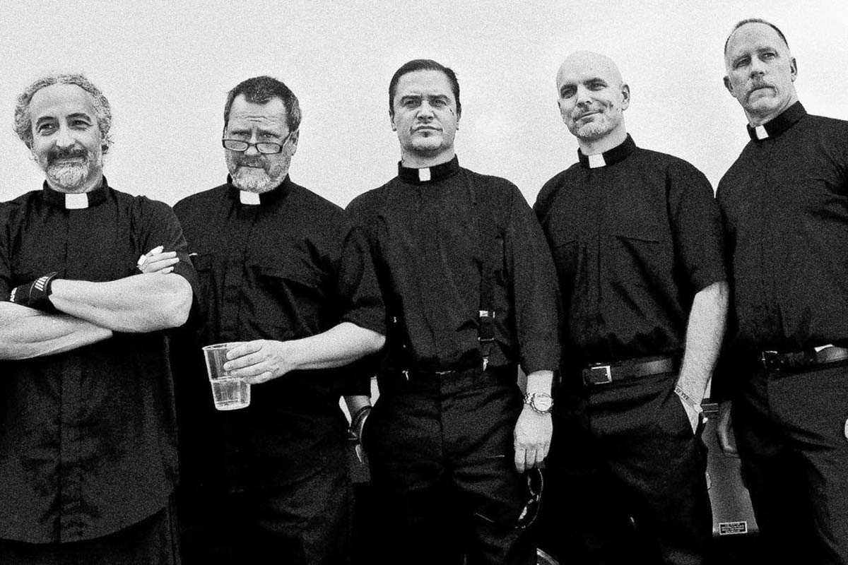 &Omicron;&iota; Faith No More &epsilon;&pi;&iota;&sigma;&tau;&rho;έ&phi;&omicron;&upsilon;&nu; &sigma;&tau;&eta; &sigma;&kappa;&eta;&nu;ή &mu;&epsilon;&tau;ά &alpha;&pi;ό 11 &chi;&rho;ό&nu;&iota;&alpha; &mu;&alpha;&zeta;ί &mu;&epsilon; &tau;&omicron;&upsilon;&sigmaf; System of a Down