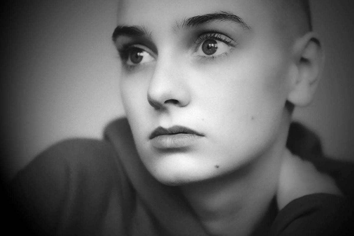 Sin&eacute;ad O&rsquo;Connor: &Omicron; David Holmes &alpha;&pi;&omicron;&kappa;&alpha;&lambda;ύ&pi;&tau;&epsilon;&iota; &lambda;&epsilon;&pi;&tau;&omicron;&mu;έ&rho;&epsilon;&iota;&epsilon;&sigmaf; &gamma;&iota;&alpha; &tau;&omicron; &tau;&epsilon;&lambda;&epsilon;&upsilon;&tau;&alpha;ί&omicron;, &alpha;&kappa;&upsilon;&kappa;&lambda;&omicron;&phi;ό&rho;&eta;&tau;&omicron; ά&lambda;&mu;&pi;&omicron;&upsilon;&mu; &tau;&eta;&sigmaf;