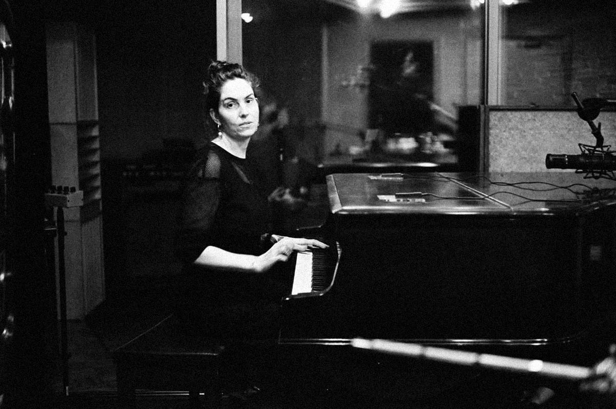 Η Emma Ruth Rundle επιστρέφει με νέο άλμπουμ και ένα αιχμηρό σχόλιο για την εποχή μας