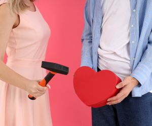 Valentine’s vs Anti-Valentine’s Day: Ο έρωτας στο ντιβάνι – Τι αποκαλύπτει η στάση σου για την Ημέρα του Αγίου Βαλεντίνου για το ψυχολογικό προφίλ σου;