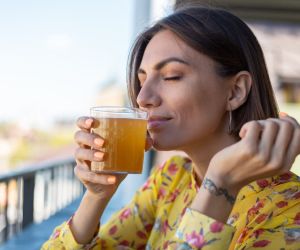 7 καλοί λόγοι για να πίνεις κάθε μέρα ένα σφηνάκι από χυμό κουρκουμά και ginger