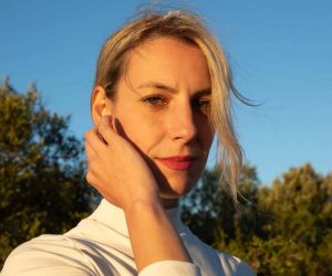 Η Irene Skylakaki κυκλοφορεί δύο νέα singles που προαναγγέλλουν το άλμπουμ "Shame"