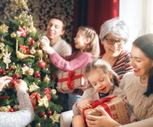 Δώρα: Διδάσκοντας στα παιδιά την αληθινή σημασία των χριστουγεννιάτικων δώρων