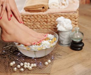 Καλοκαιρινό πεντικιούρ: DIY συμβουλές για να το κάνεις τέλεια
