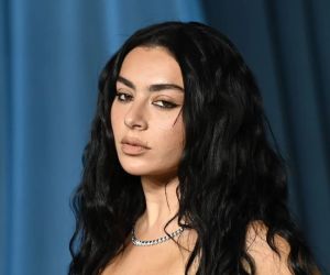 Η Charli XCX ετοιμάζει το όγδοο άλμπουμ της, εν μέσω κινηματογράφου και αντιδράσεων
