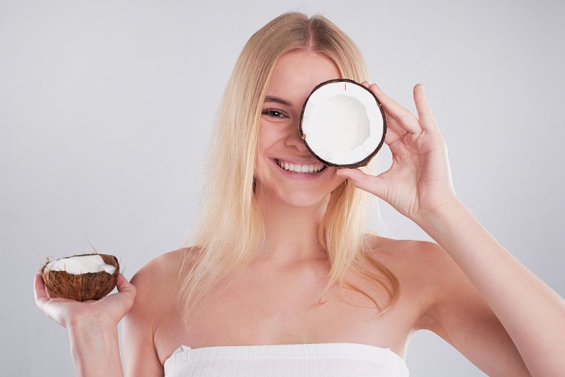 Λάδι καρύδας: Είναι πάντα στη skincare ρουτίνα μου και κάνει για δέρμα, μαλλιά και ευεξία