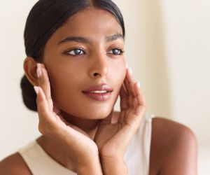 Η skincare ρουτίνα που ακολουθώ όσο κοιμάμαι για ξεκούραστη επιδερμίδα