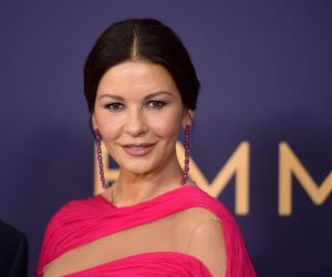 Εμπνέομαι από τη γοητεία της Catherine Zeta-Jones και για αυτό σου αποκαλύπτω τα διαχρονικά μυστικά ομορφιάς της