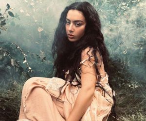 Η Charli XCX κυκλοφόρησε το "Chains Of Love" για τη νέα κινηματογραφική μεταφορά του Wuthering Heights