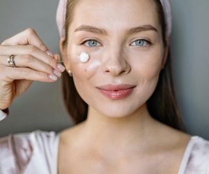 Πώς να αποτρέψεις και να αντιμετωπίσεις τα dark spots σύμφωνα με τους ειδικούς