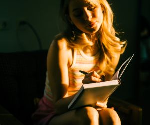 «Αγκάλιασε το Τέρας μέσα σου»: Πώς το Shadow Work Journaling με έμαθε να αγαπώ τον εαυτό μου (αληθινά) για πρώτη φορά
