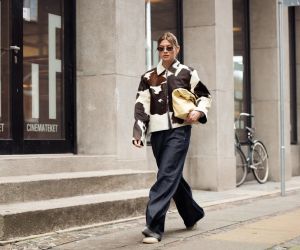 Sneakers+Jeans: Έτσι θα αναβαθμίσεις τον πιο casual συνδυασμό