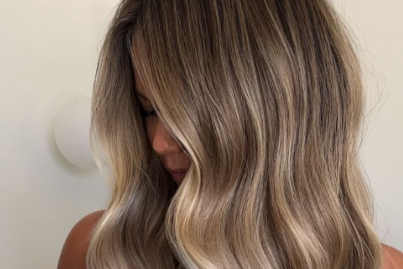 Colour melting: H νέα, χαλαρή τάση στα μαλλιά που κάνει το balayage και τις ανταύγειες vintage